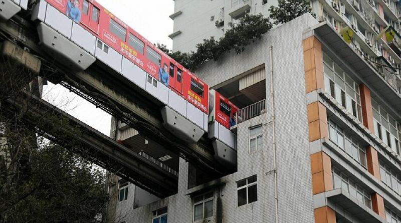 В китае впервые в мире метро проложили сквозь жилой многоэтажный дом